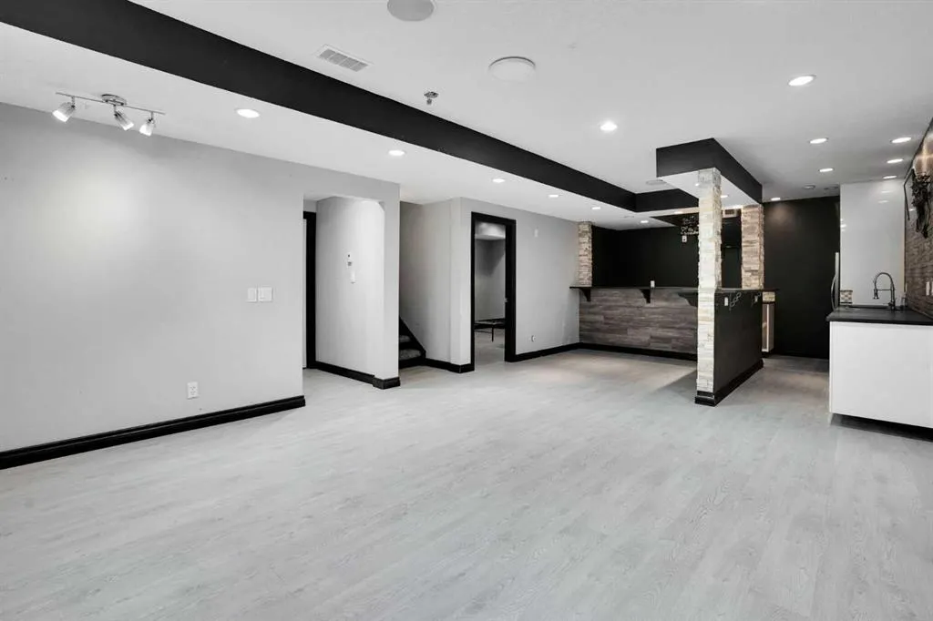250 Kingsbury View SE