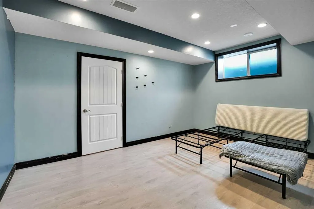 250 Kingsbury View SE
