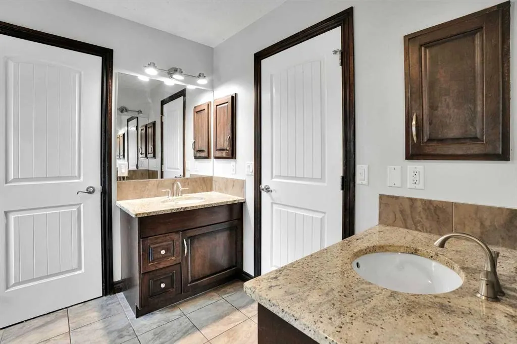 250 Kingsbury View SE