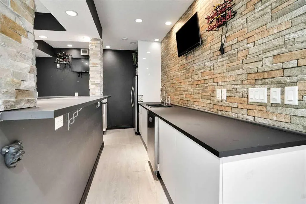 250 Kingsbury View SE