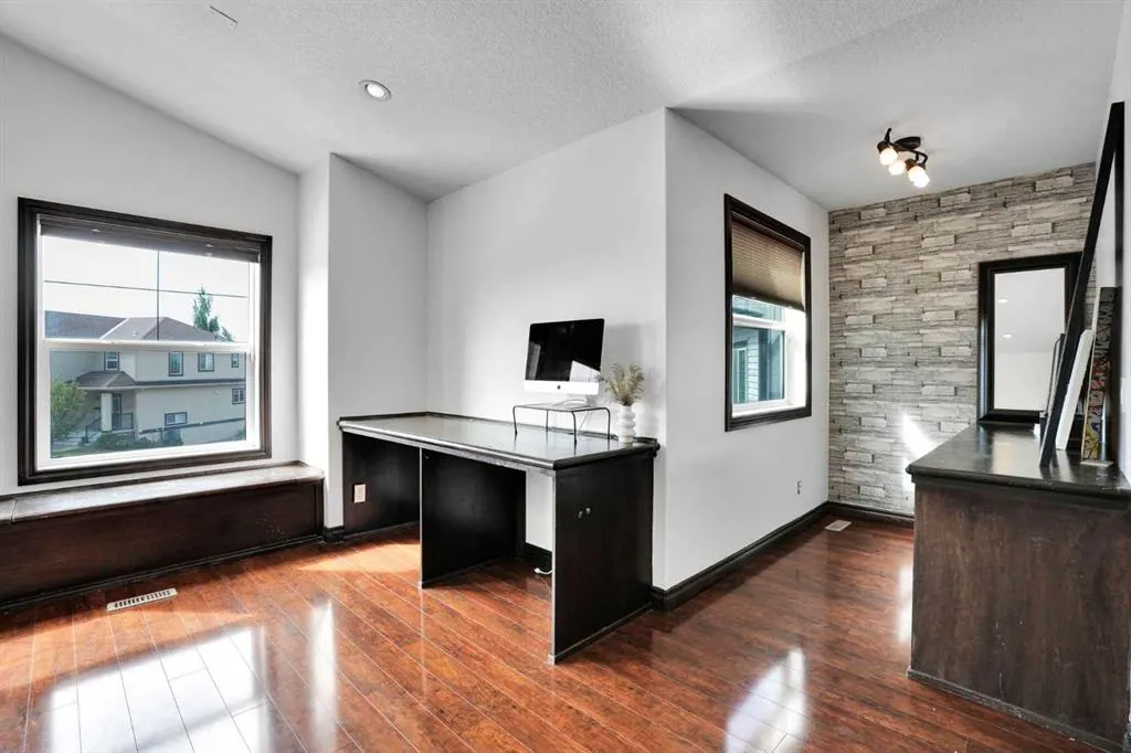 250 Kingsbury View SE
