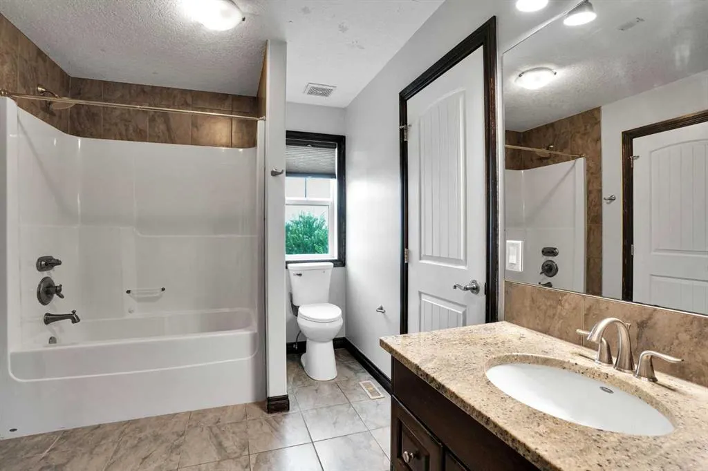 250 Kingsbury View SE