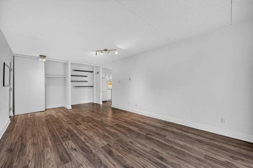 735 12 Avenue SW #402