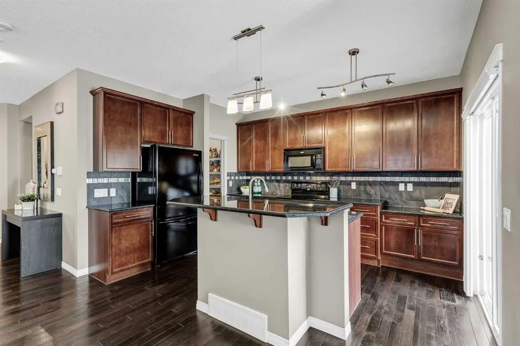 62 Panamount Plaza NW