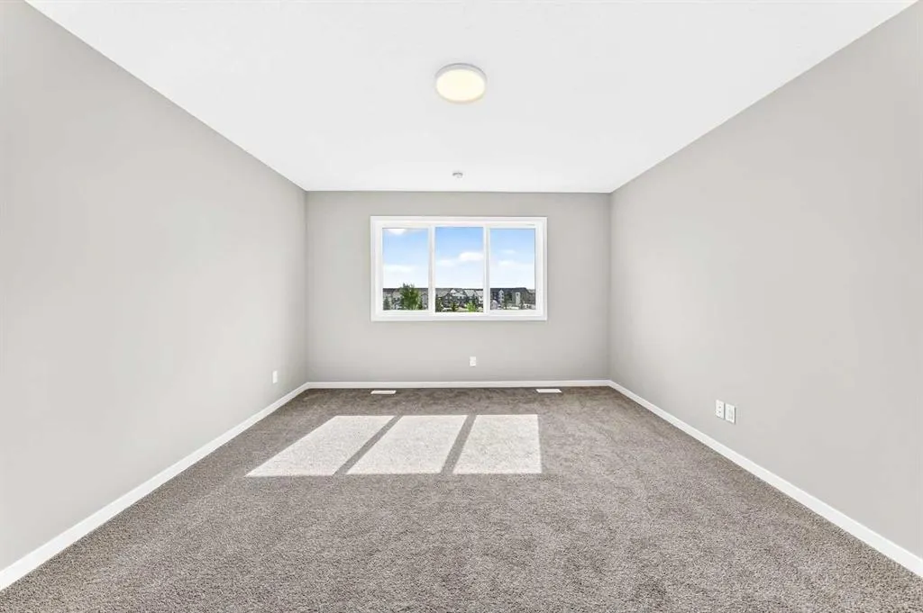 87 Mercado Crescent SE