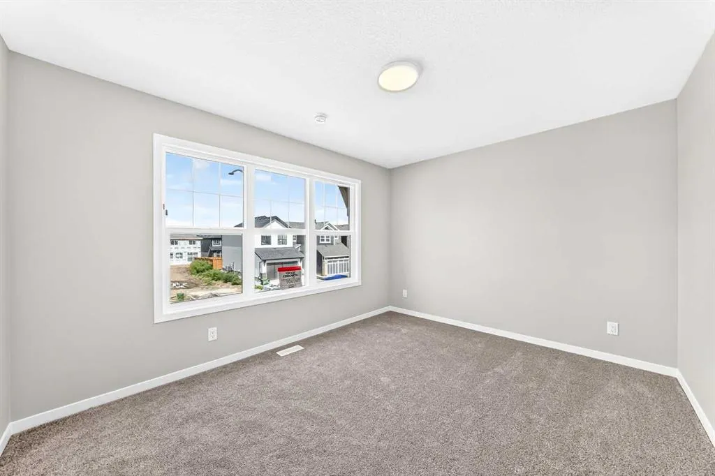 87 Mercado Crescent SE