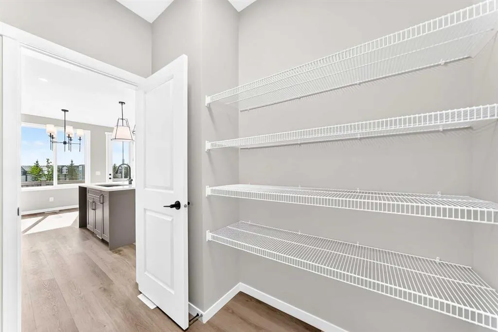 87 Mercado Crescent SE