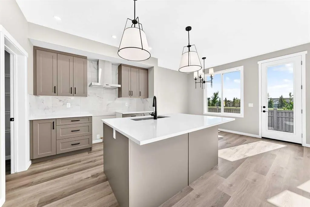 87 Mercado Crescent SE
