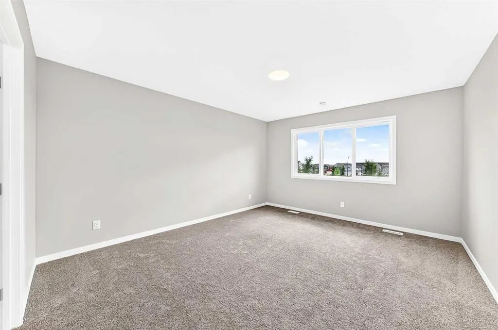 87 Mercado Crescent SE