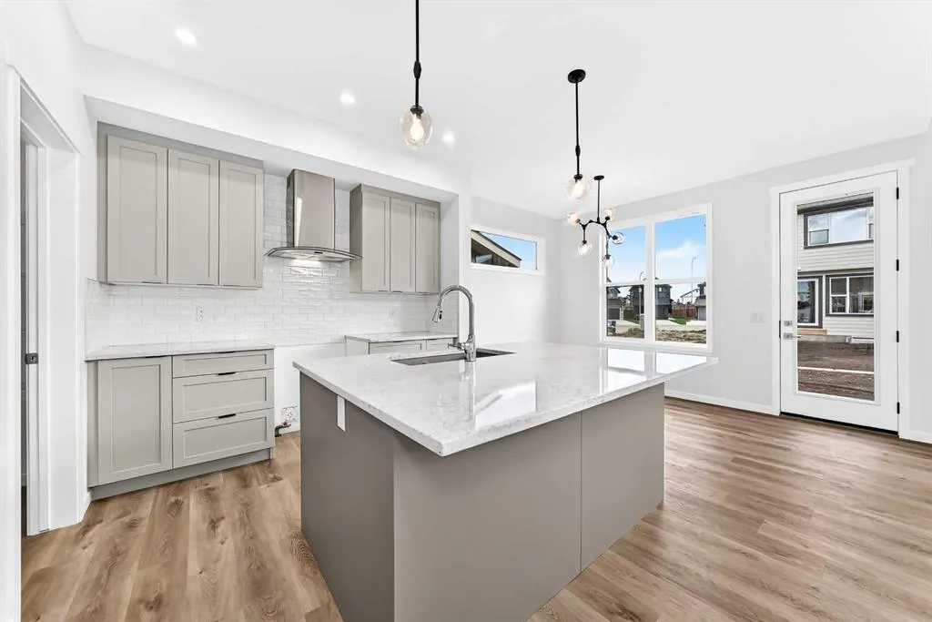 551 Mercado Avenue SE