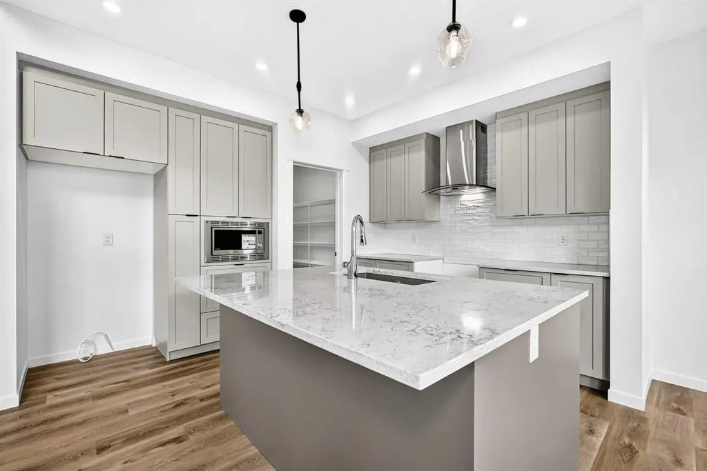 551 Mercado Avenue SE