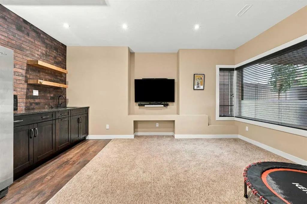 73 Lundberg Crescent
