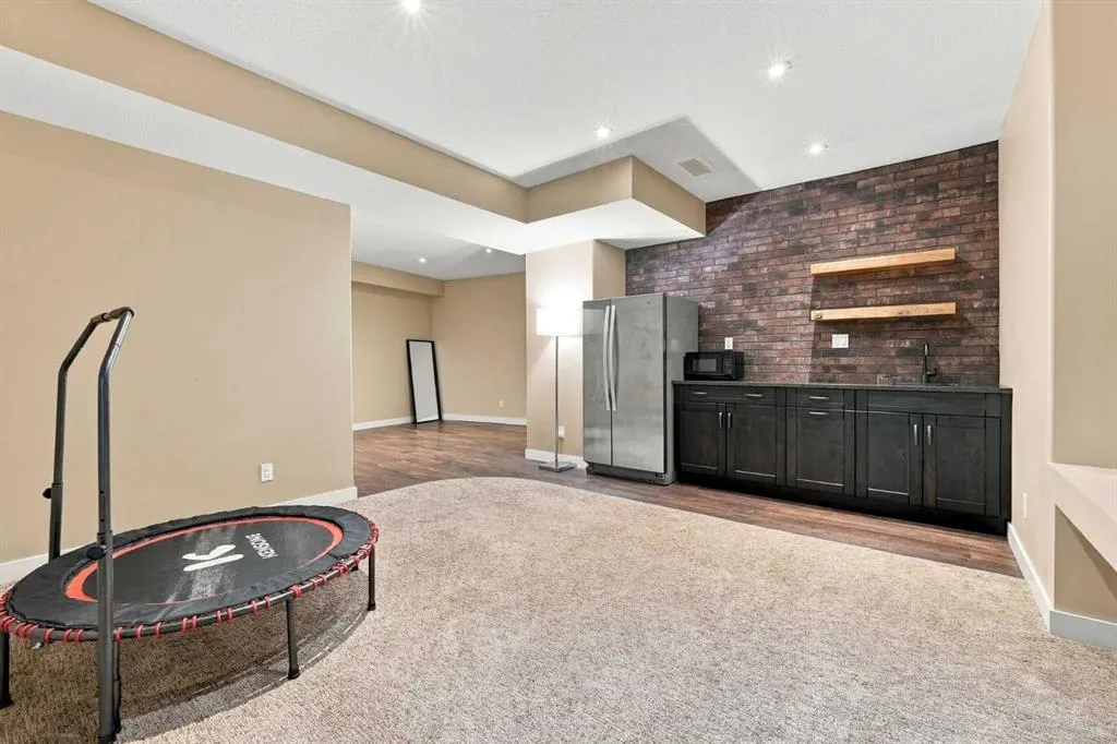 73 Lundberg Crescent