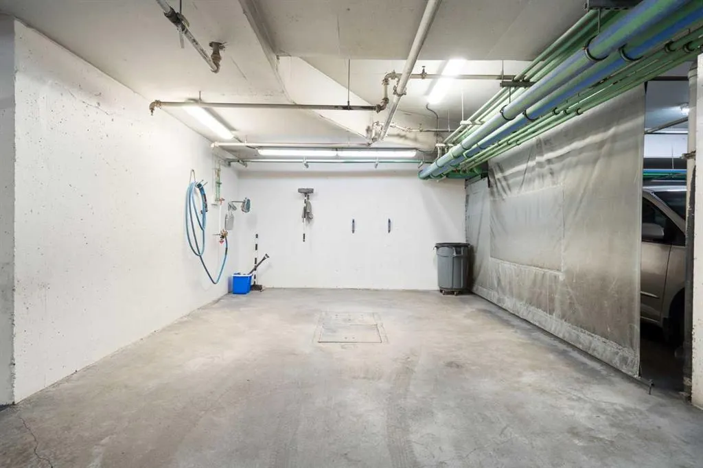 6 Hemlock Crescent SW #405