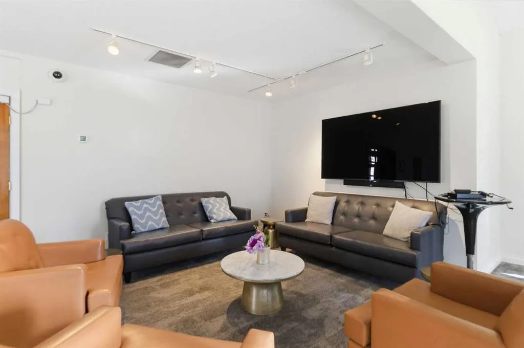 6 Hemlock Crescent SW #405
