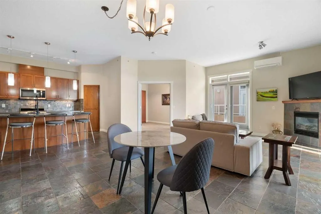6 Hemlock Crescent SW #405