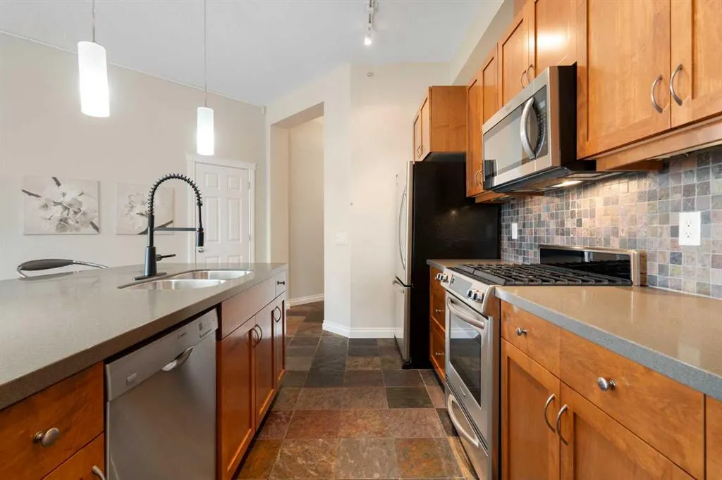 6 Hemlock Crescent SW #405