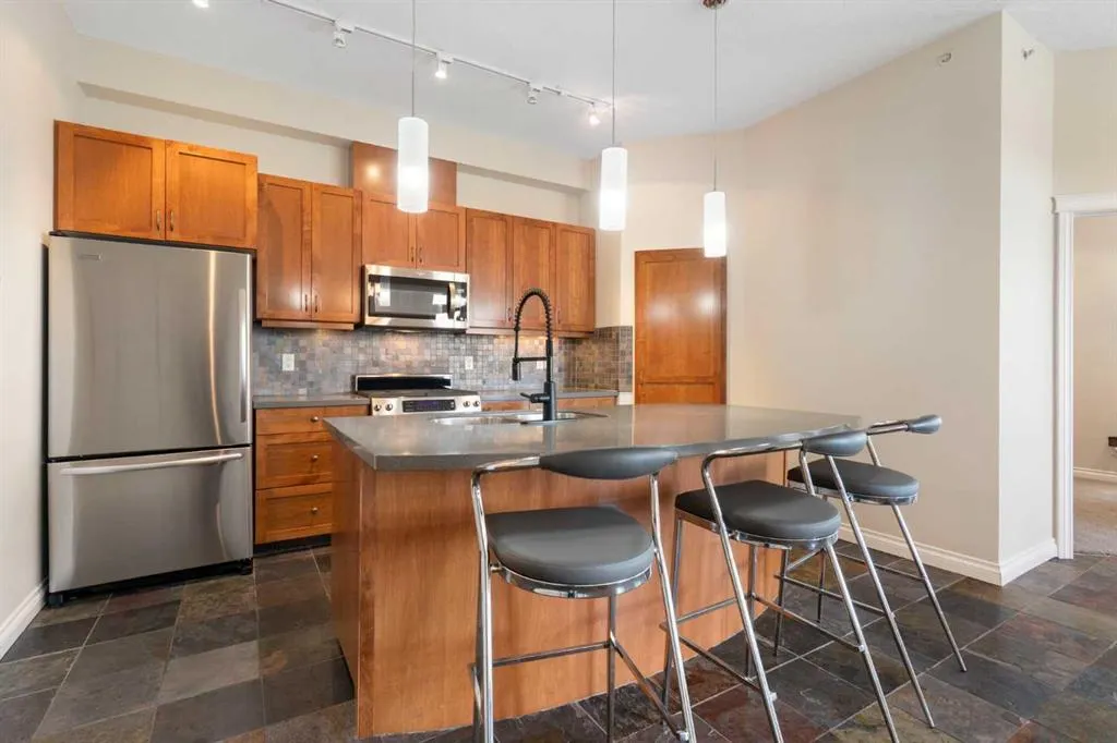 6 Hemlock Crescent SW #405