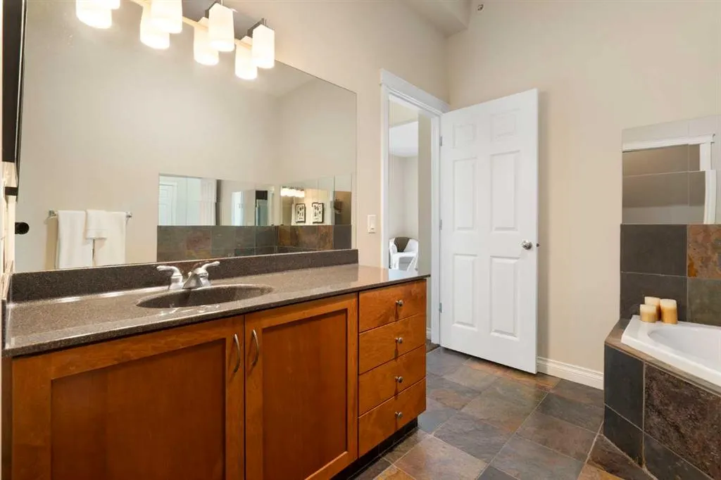 6 Hemlock Crescent SW #405