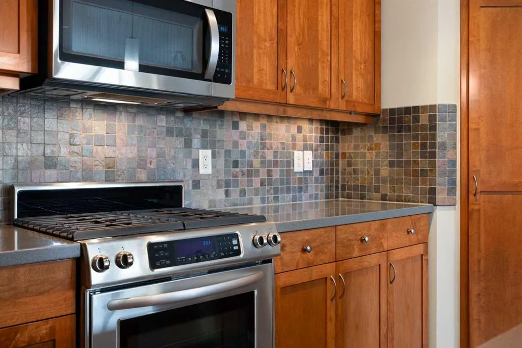 6 Hemlock Crescent SW #405