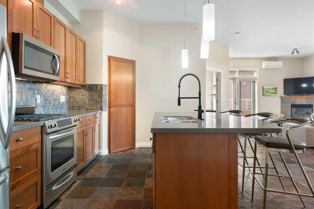 6 Hemlock Crescent SW #405
