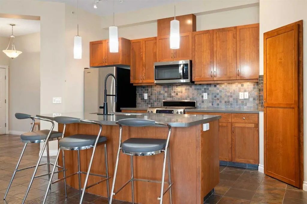 6 Hemlock Crescent SW #405