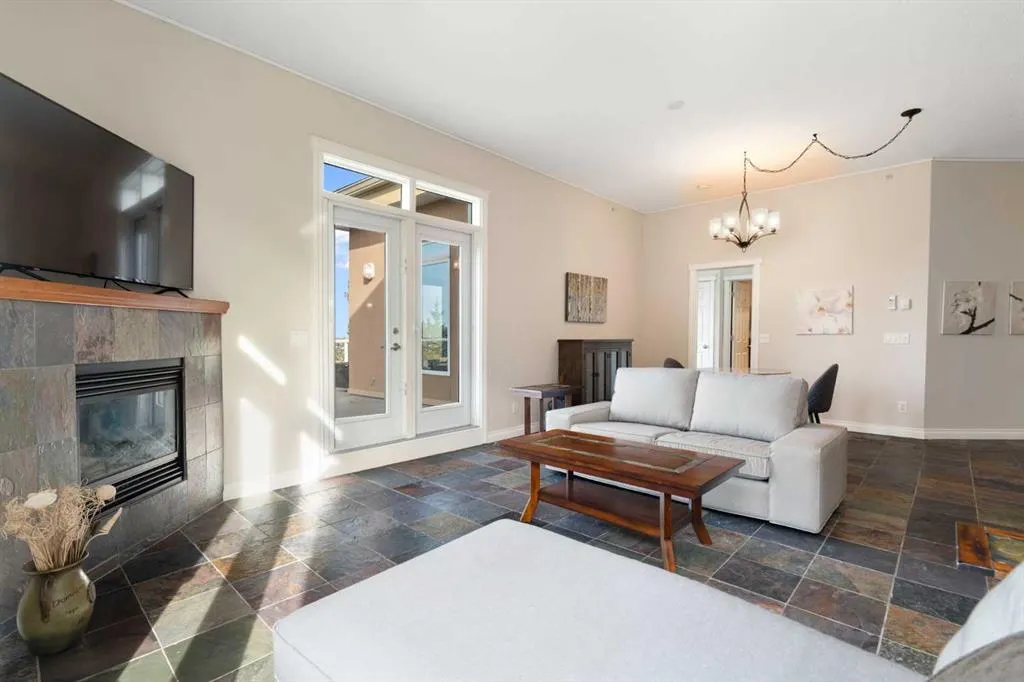 6 Hemlock Crescent SW #405