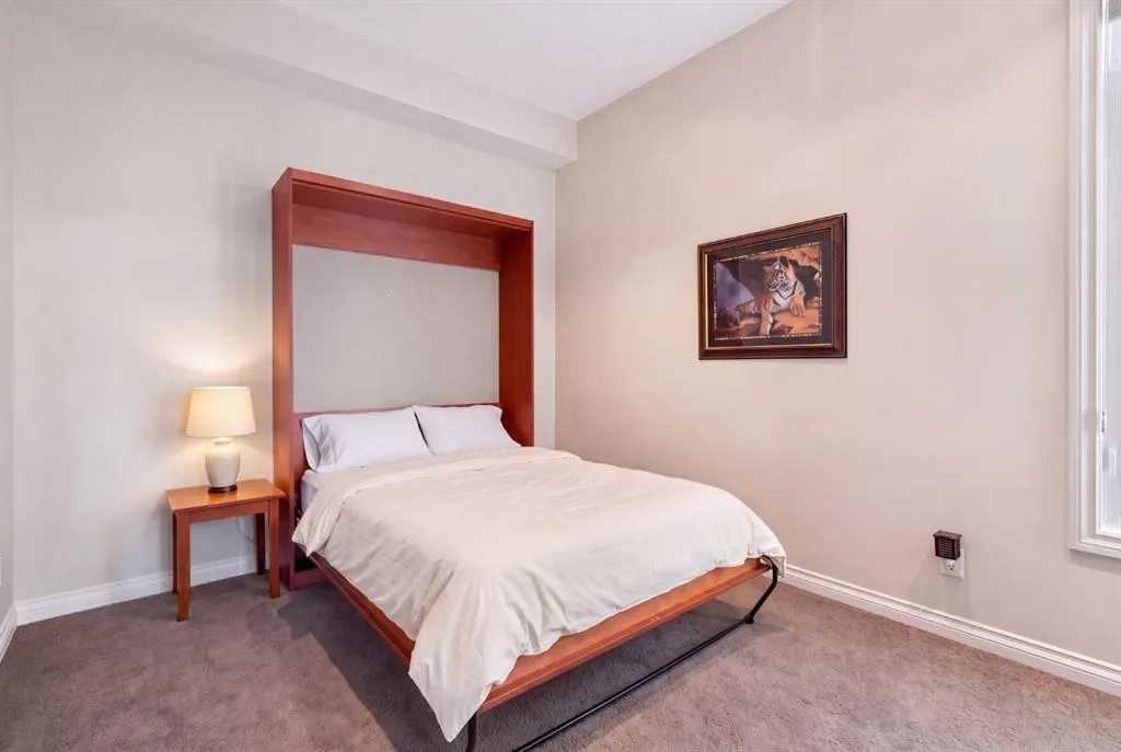 6 Hemlock Crescent SW #405
