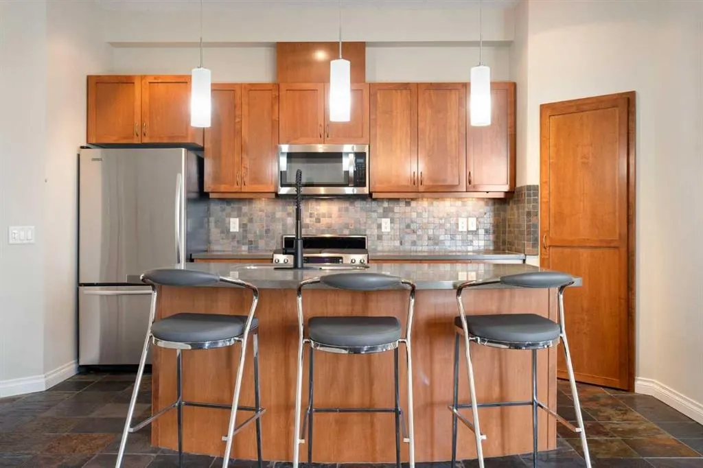6 Hemlock Crescent SW #405