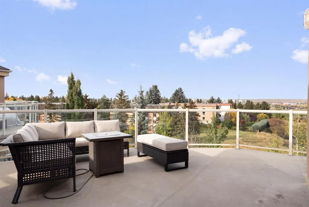 6 Hemlock Crescent SW #405