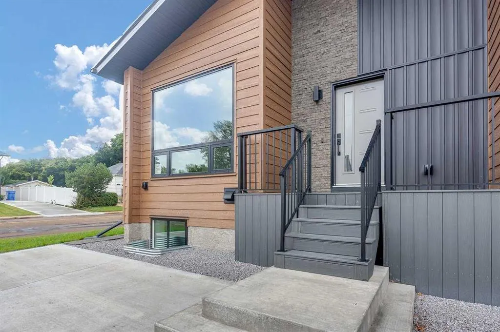 5537 51 Avenue #4