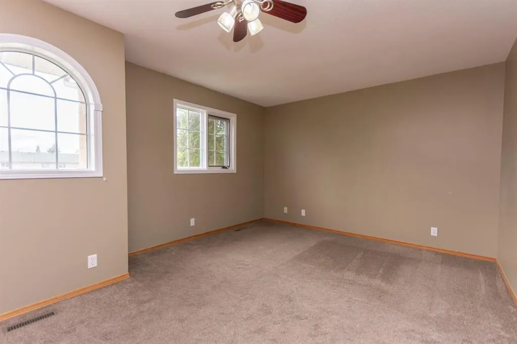 16 Davis Close