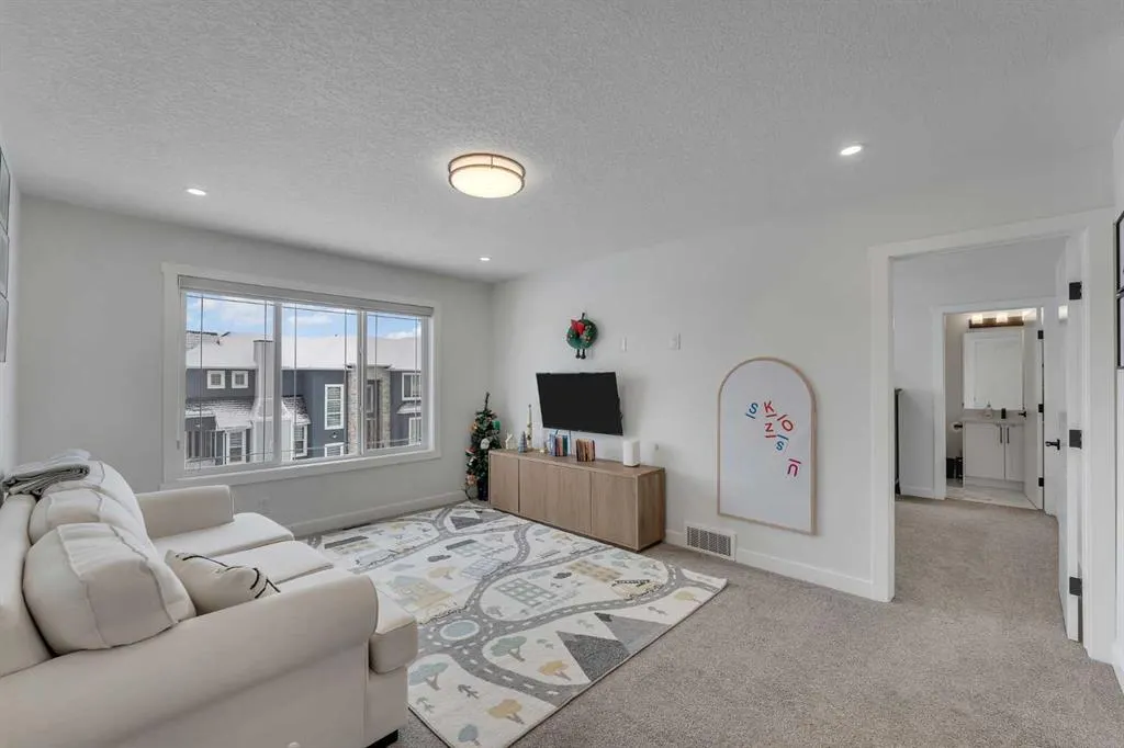 202 Kinniburgh Crescent