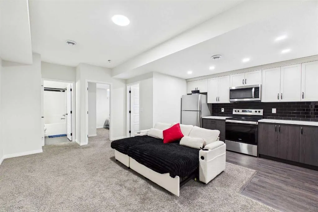 24 Rowmont Common NW