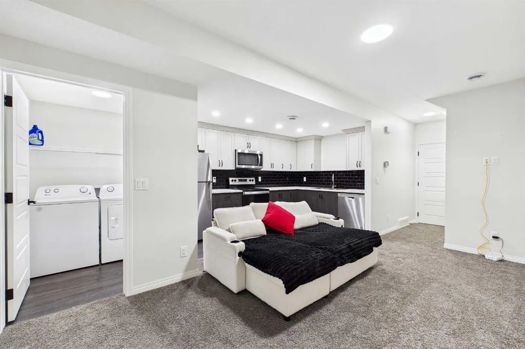 24 Rowmont Common NW