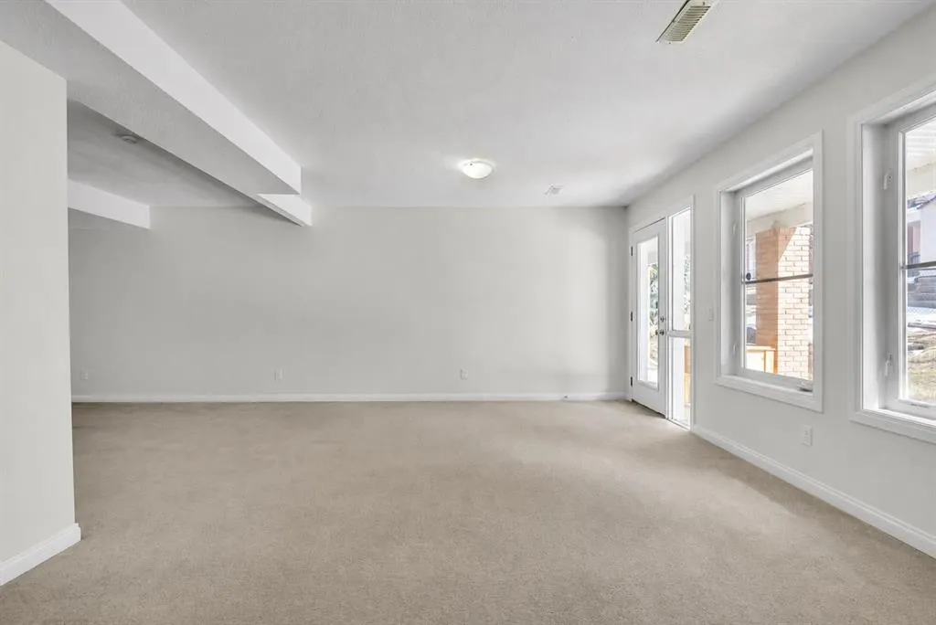 34 Royal Manor NW