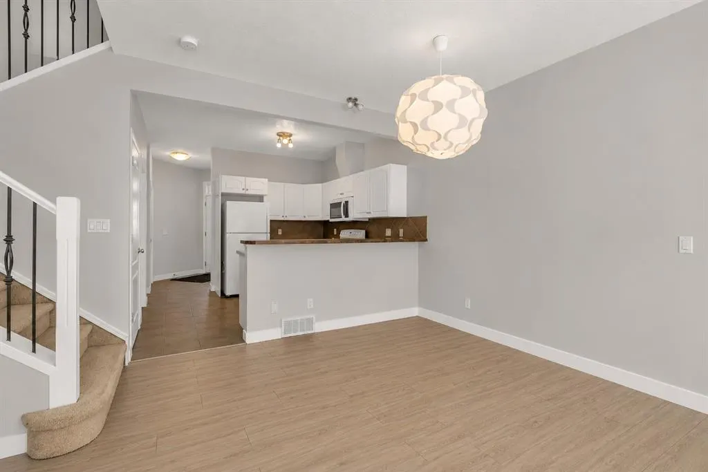 34 Royal Manor NW