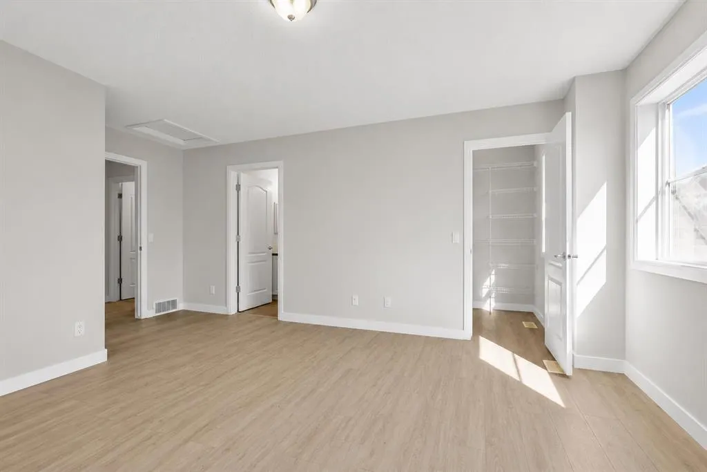 34 Royal Manor NW