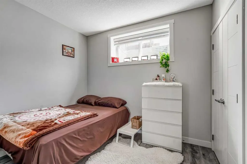 349 Corner Meadows Way NE