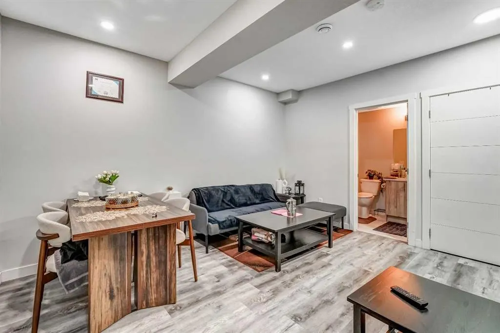 349 Corner Meadows Way NE