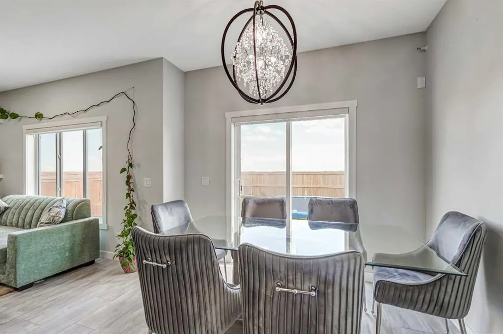 349 Corner Meadows Way NE