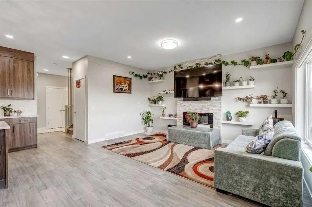 349 Corner Meadows Way NE