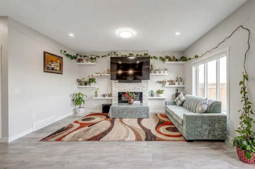 349 Corner Meadows Way NE