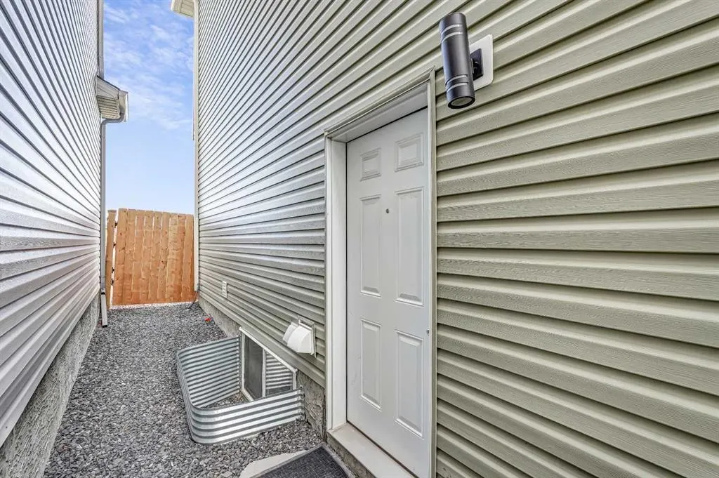 349 Corner Meadows Way NE