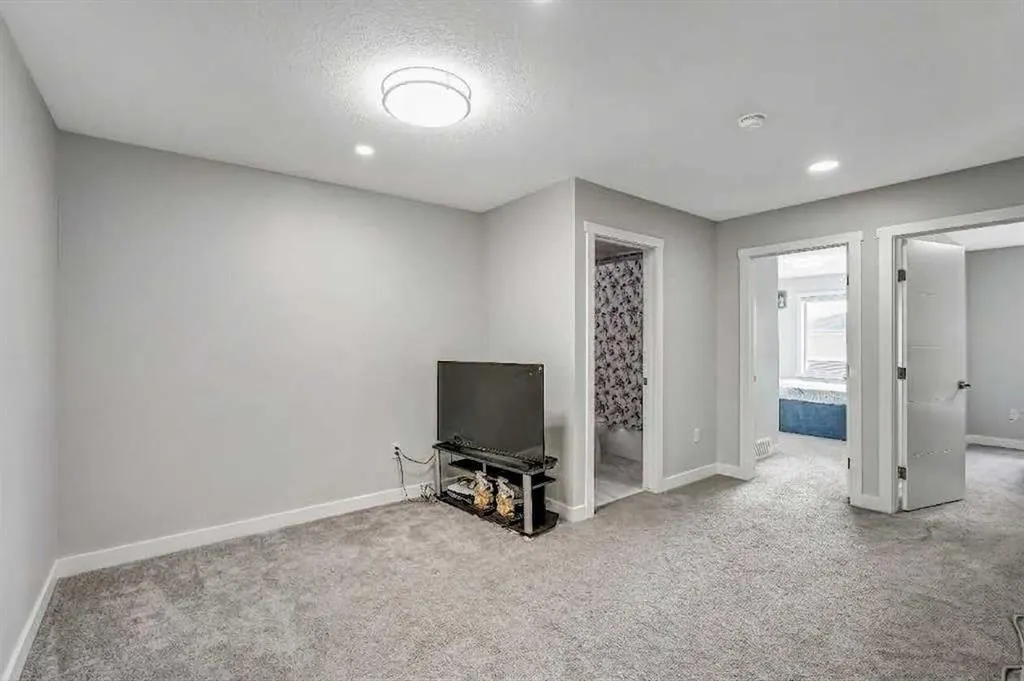 349 Corner Meadows Way NE