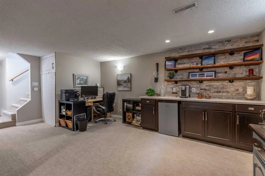 10 Seneca Place W