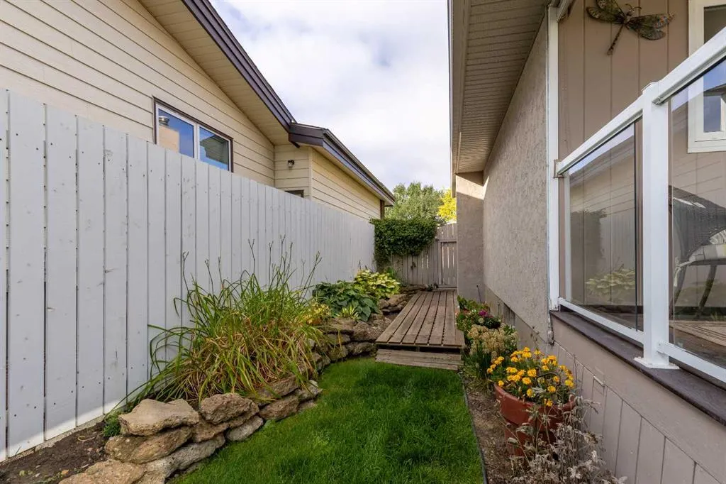 10 Seneca Place W
