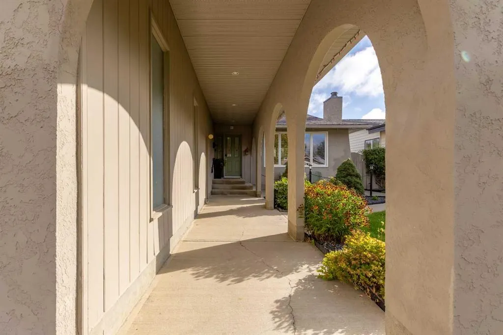 10 Seneca Place W