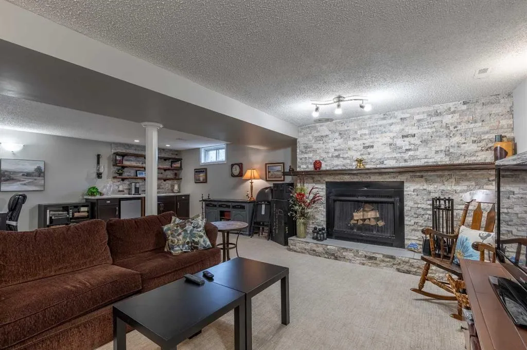 10 Seneca Place W