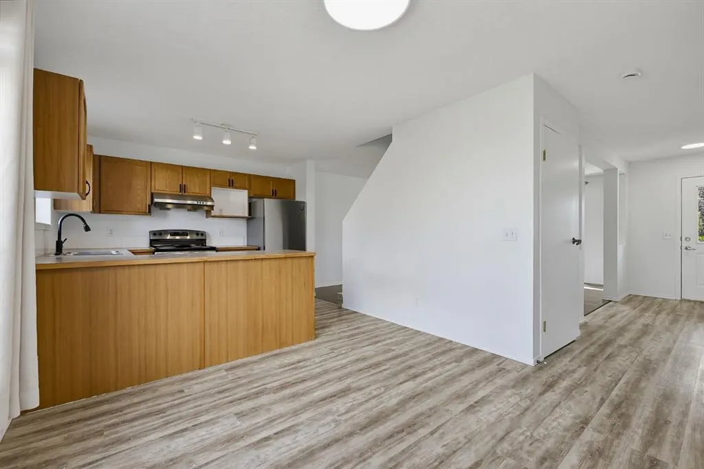 15 Coventry Link NE